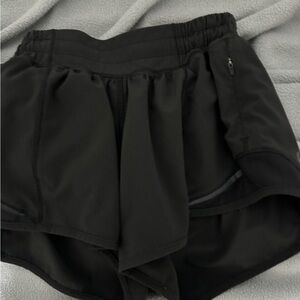 lululemon hotty hot shorts size 0 2.5in